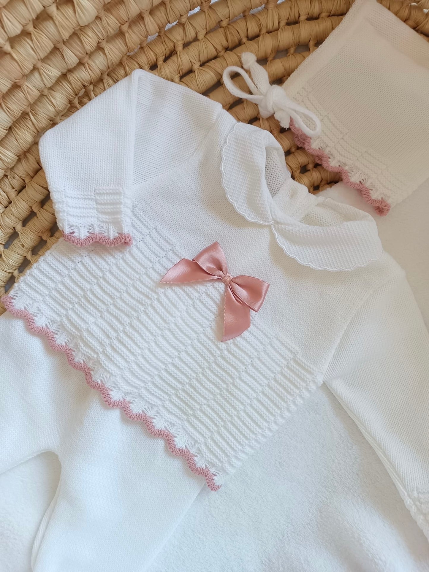 Ensemble complet blanc/vieux rose avec noeud satiné vieux rose 0/3 mois