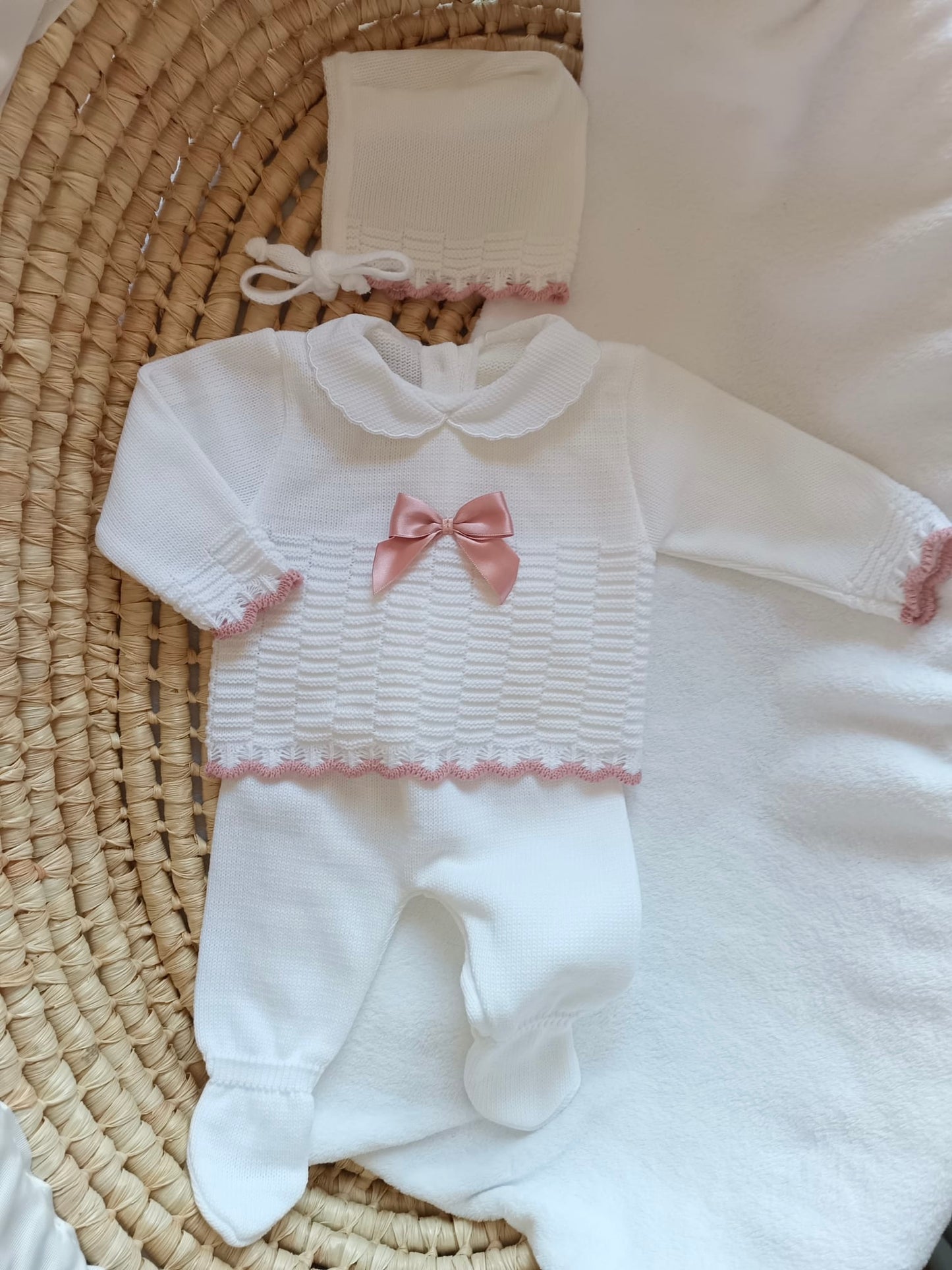 Ensemble complet blanc/vieux rose avec noeud satiné vieux rose 0/3 mois