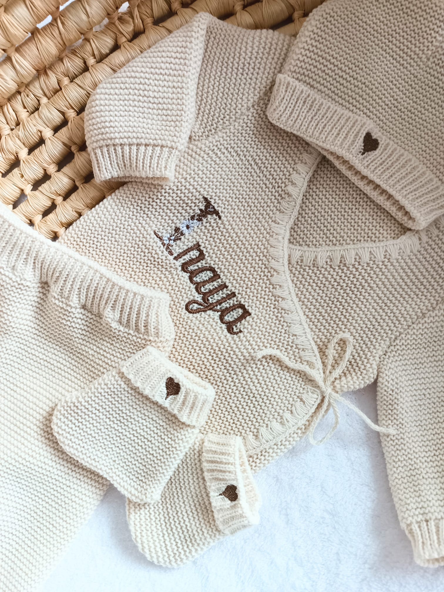 Tenue naissance 0/3 mois - lettre fleurie + coeurs