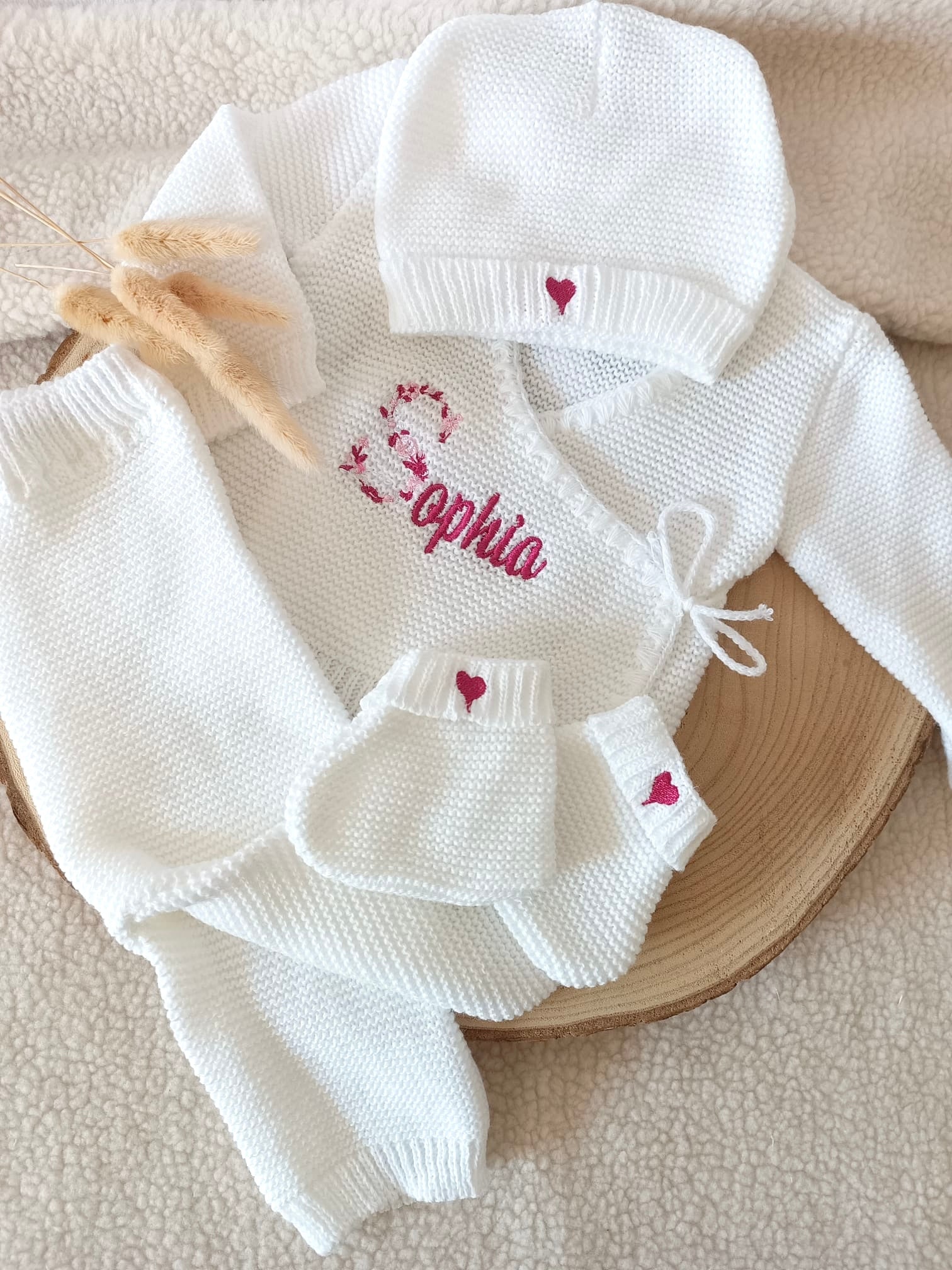 Tenue naissance blanc 0/3 mois - avec Lettre Fleuries à personnaliser + coeurs - personnalisable -
