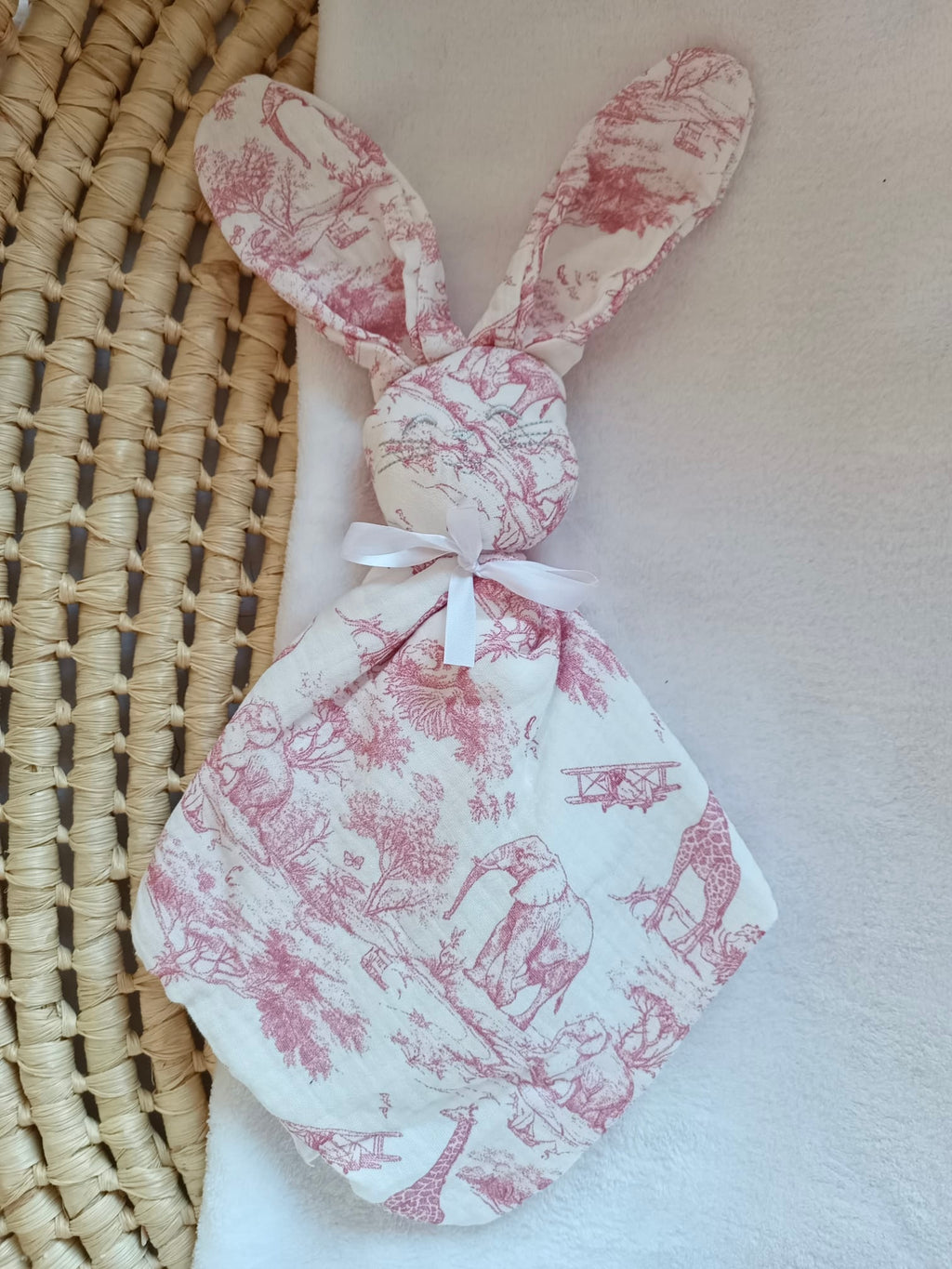 Doudou lapin en gaze de coton safari tons rose/fushia - personnalisable -