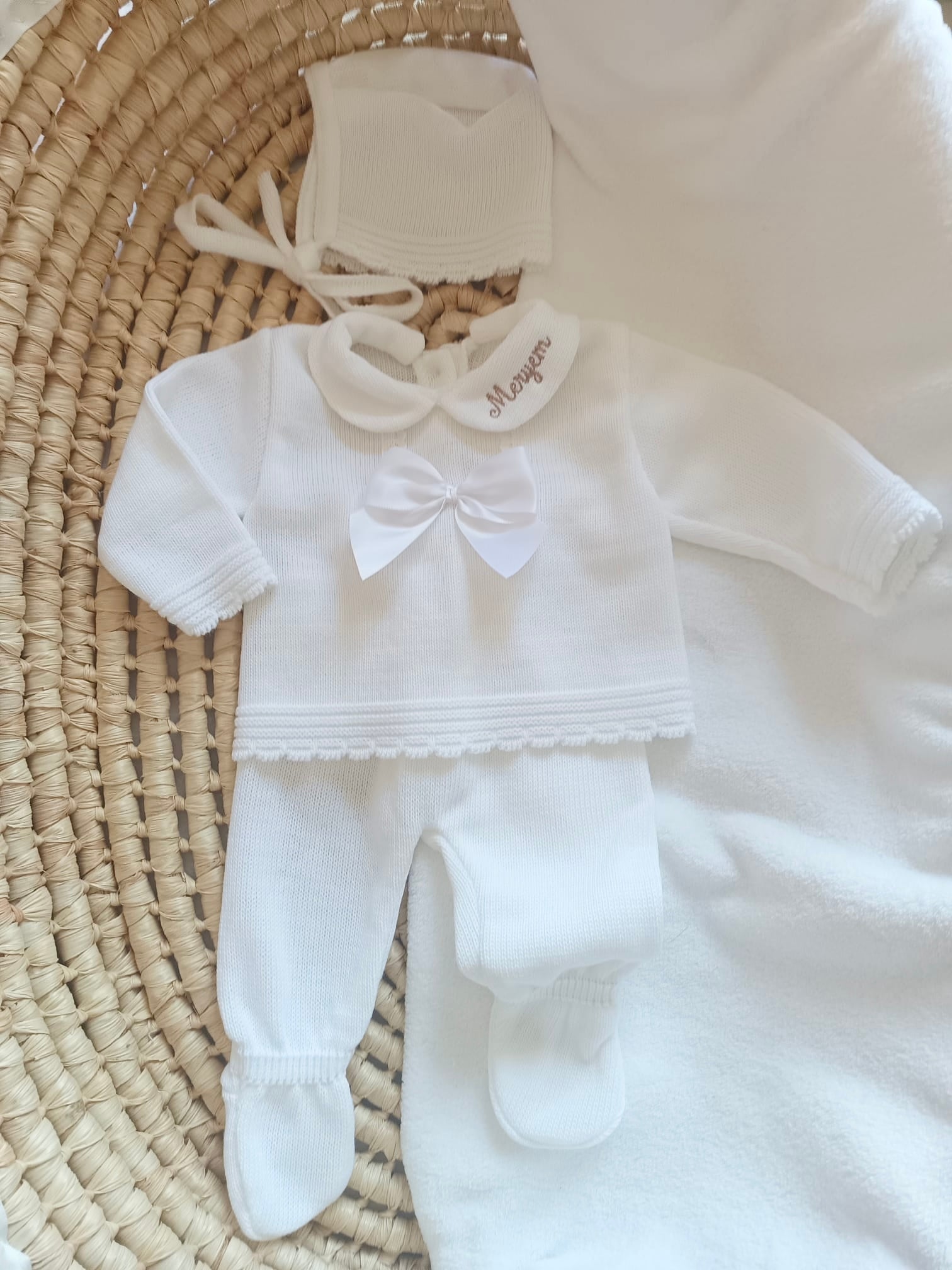 Ensemble complet naissance 0/3 mois, blanc avec détails et noeud satiné blanc