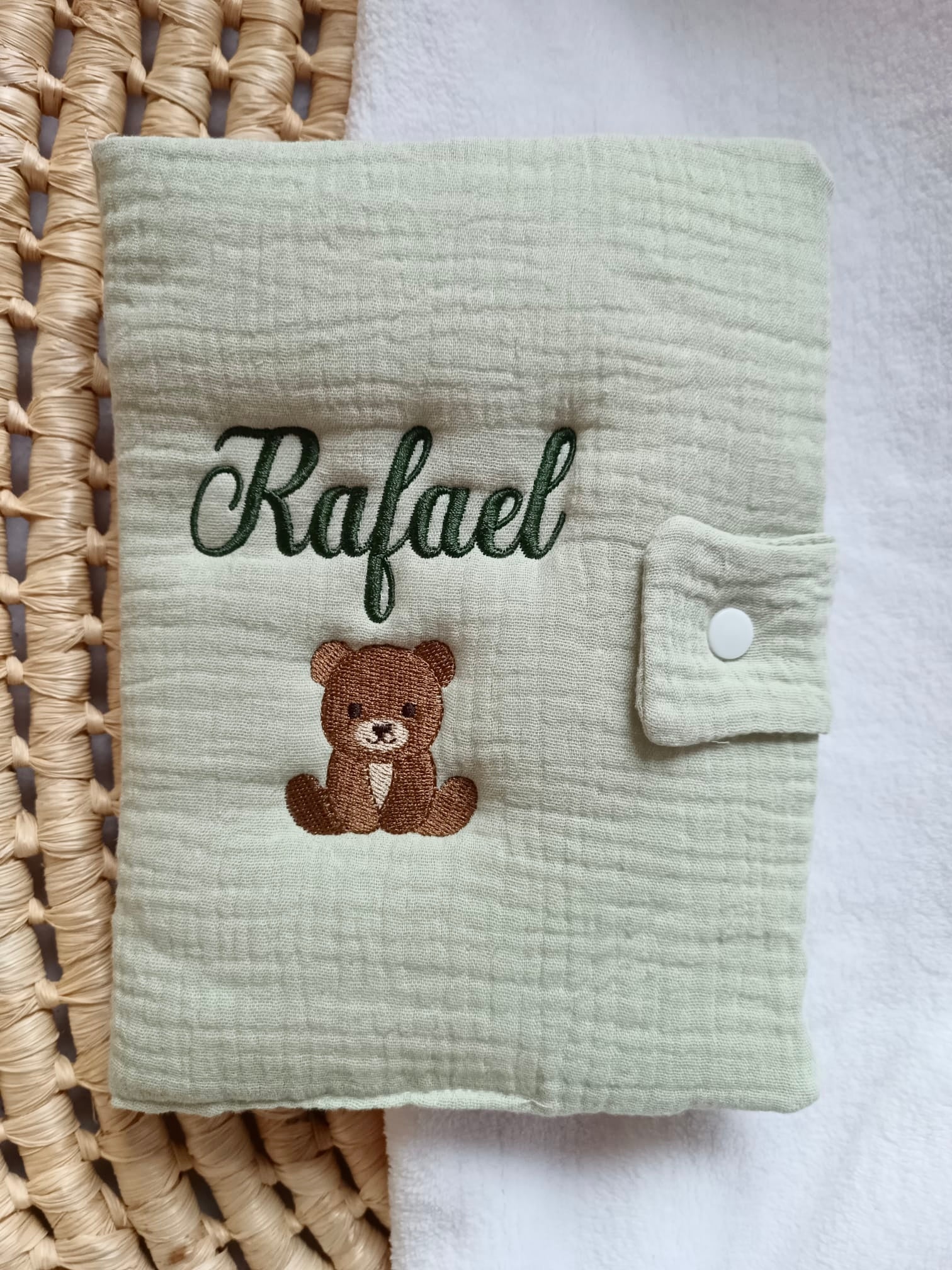 Protège carnet de santé en gaze de coton vert sauge - personnalisable -