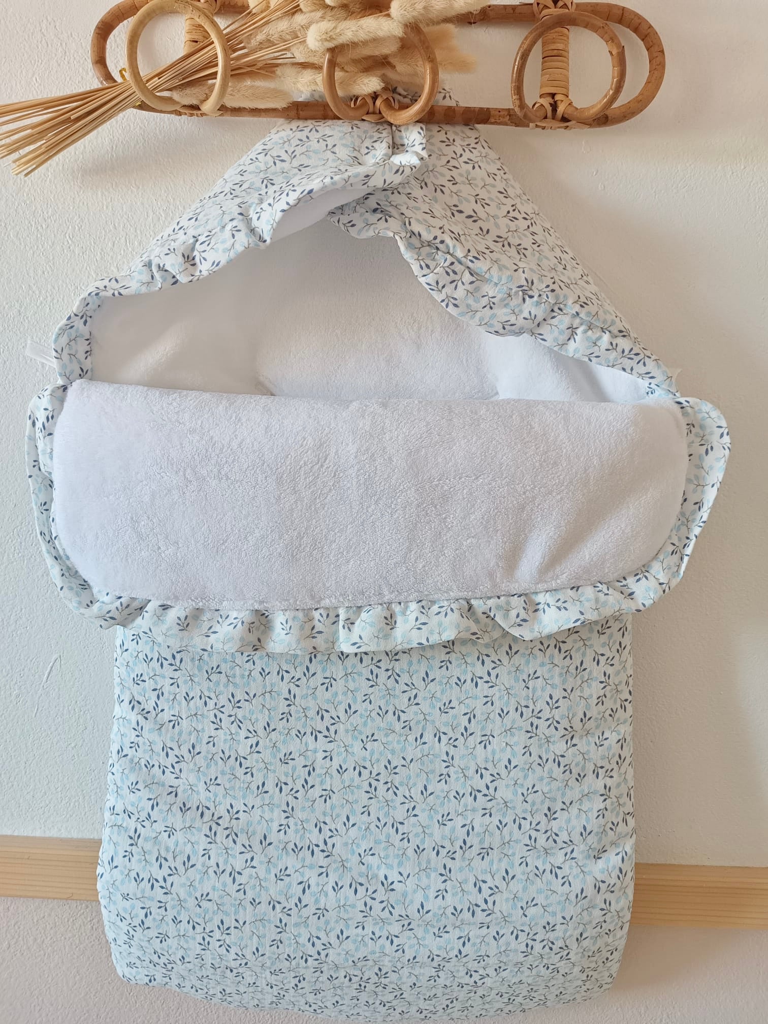 Nid d'ange en gaze de coton blanc  fleurie tons bleu ciel/bleu marine