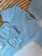 Combinaison maille bleu ciel croisé, 0/3 mois, 3 pièces - personnalisable -