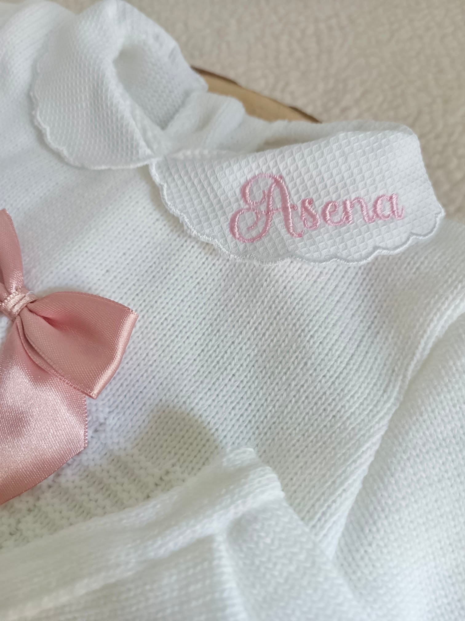 Ensemble complet blanc/vieux rose avec noeud satiné vieux rose 0/3 mois