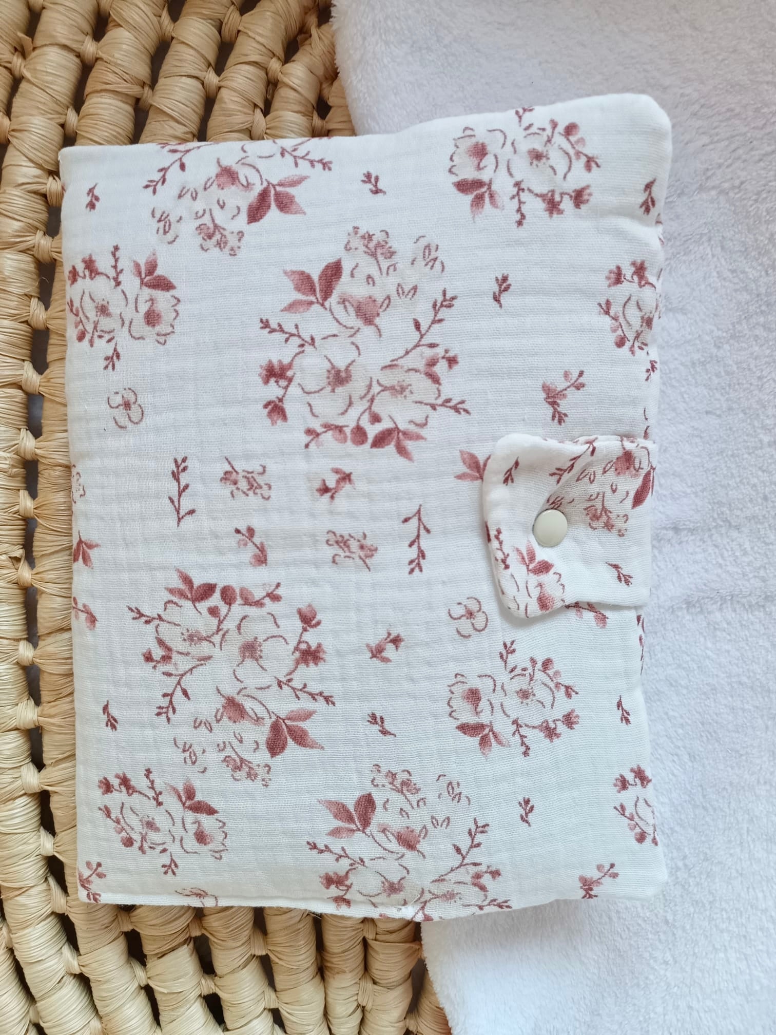 Protège carnet de santé en gaze de coton et polaire fleurs de coton tons bordeaux/framboise