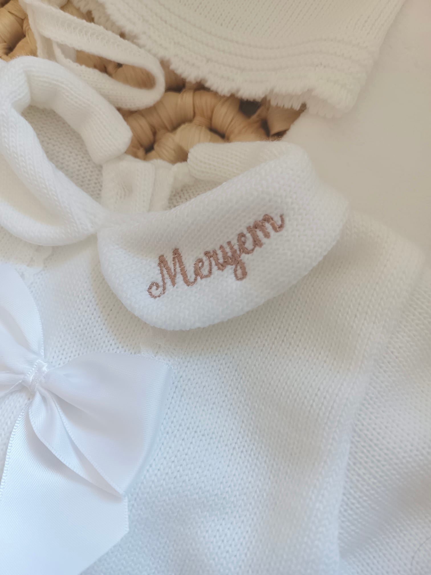 Ensemble complet naissance 0/3 mois, blanc avec détails et noeud satiné blanc
