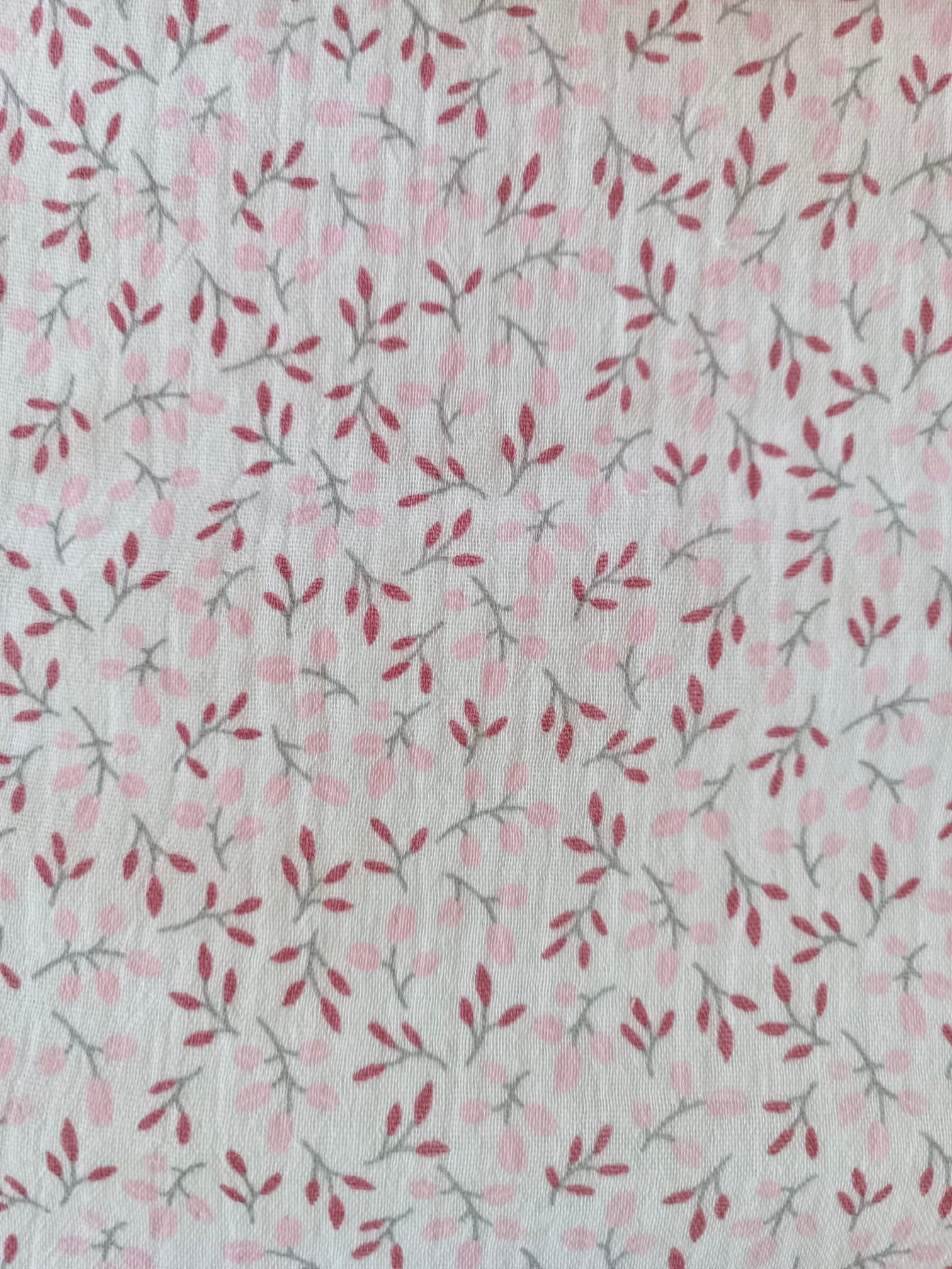 Nid d'ange en gaze de coton blanc  fleurie tons rose/fushia