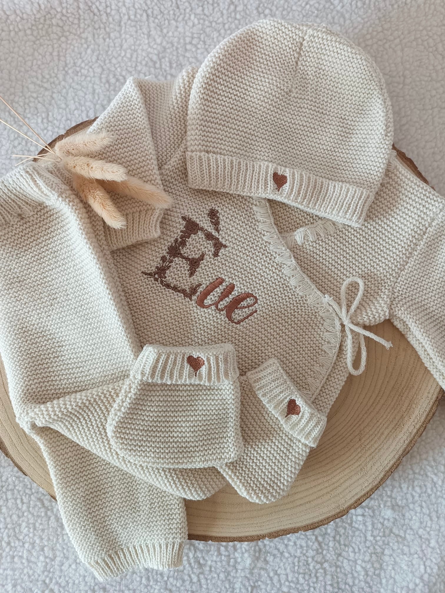 Tenue naissance beige 0/3 mois - avec Lettre Fleuries à personnaliser + coeurs - personnalisable -
