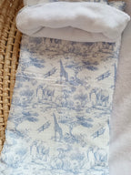 Couverture en gaze de coton safari tons bleuté et polaire blanc - personnalisable -