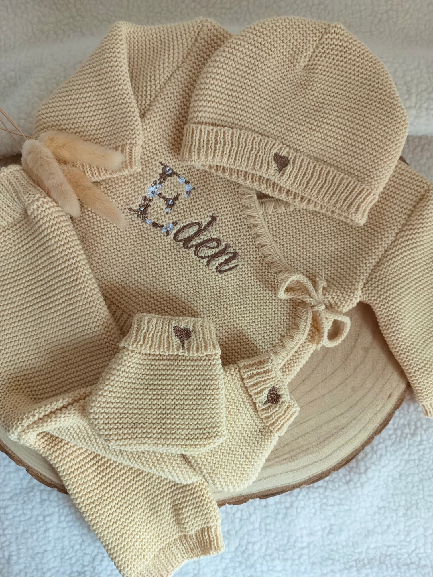 Tenue naissance beige foncé 0/3 mois - avec Lettre Fleuries à personnaliser + coeurs - personnalisable -