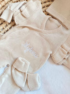 Combinaison naissance personnalisée à volants 100% coton – ensemble 3 pièces