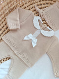 Ensemble complet naissance 0/3 mois, beige avec détails et noeud satiné blanc + dentelle