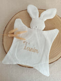 Doudou lapin avec oreilles polaire blanche en gaze de coton blanc
