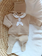 Ensemble complet naissance 0/3 mois, beige avec détails et noeud satiné blanc + dentelle