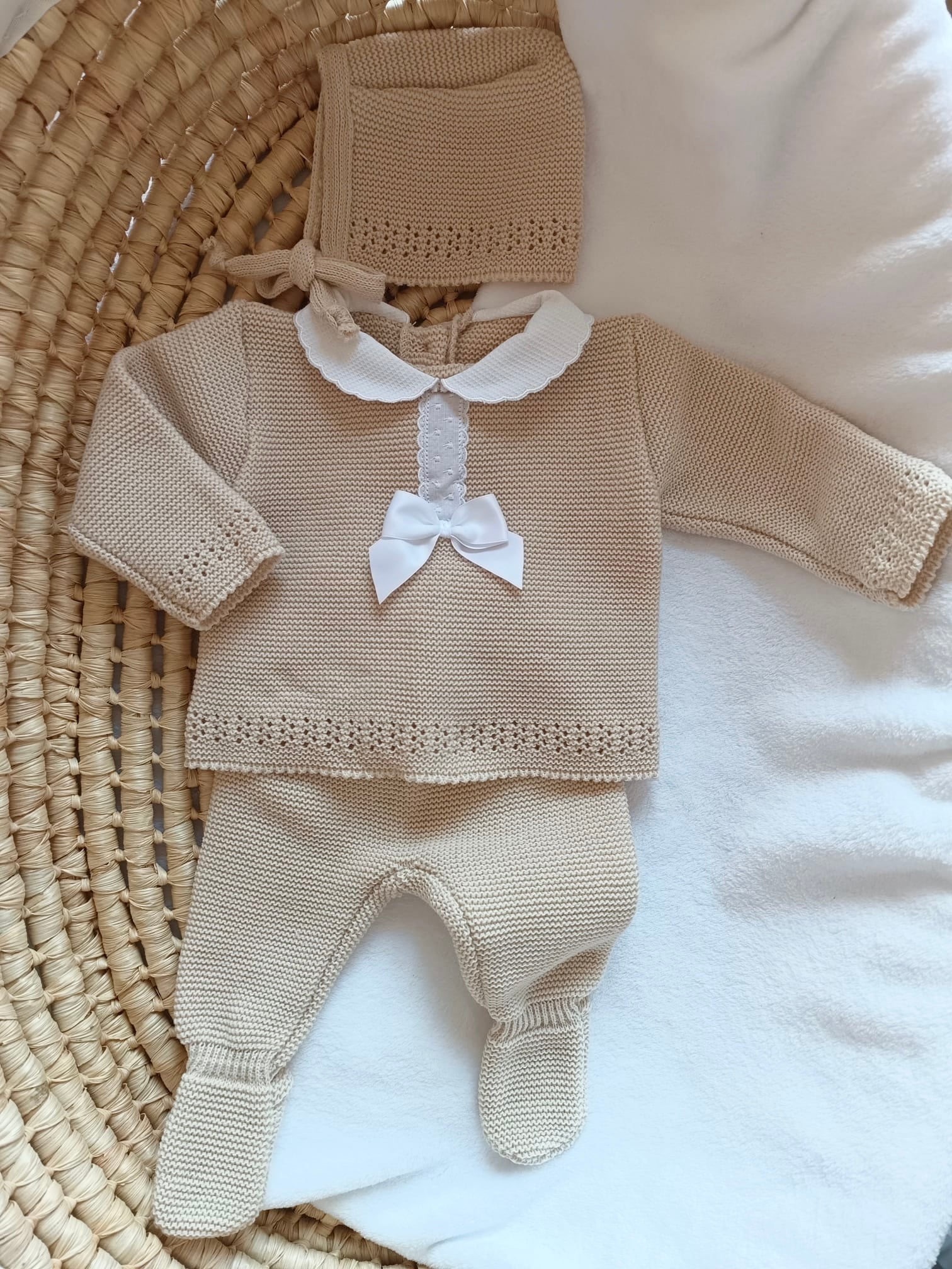 Ensemble complet naissance 0/3 mois, beige avec détails et noeud satiné blanc + dentelle