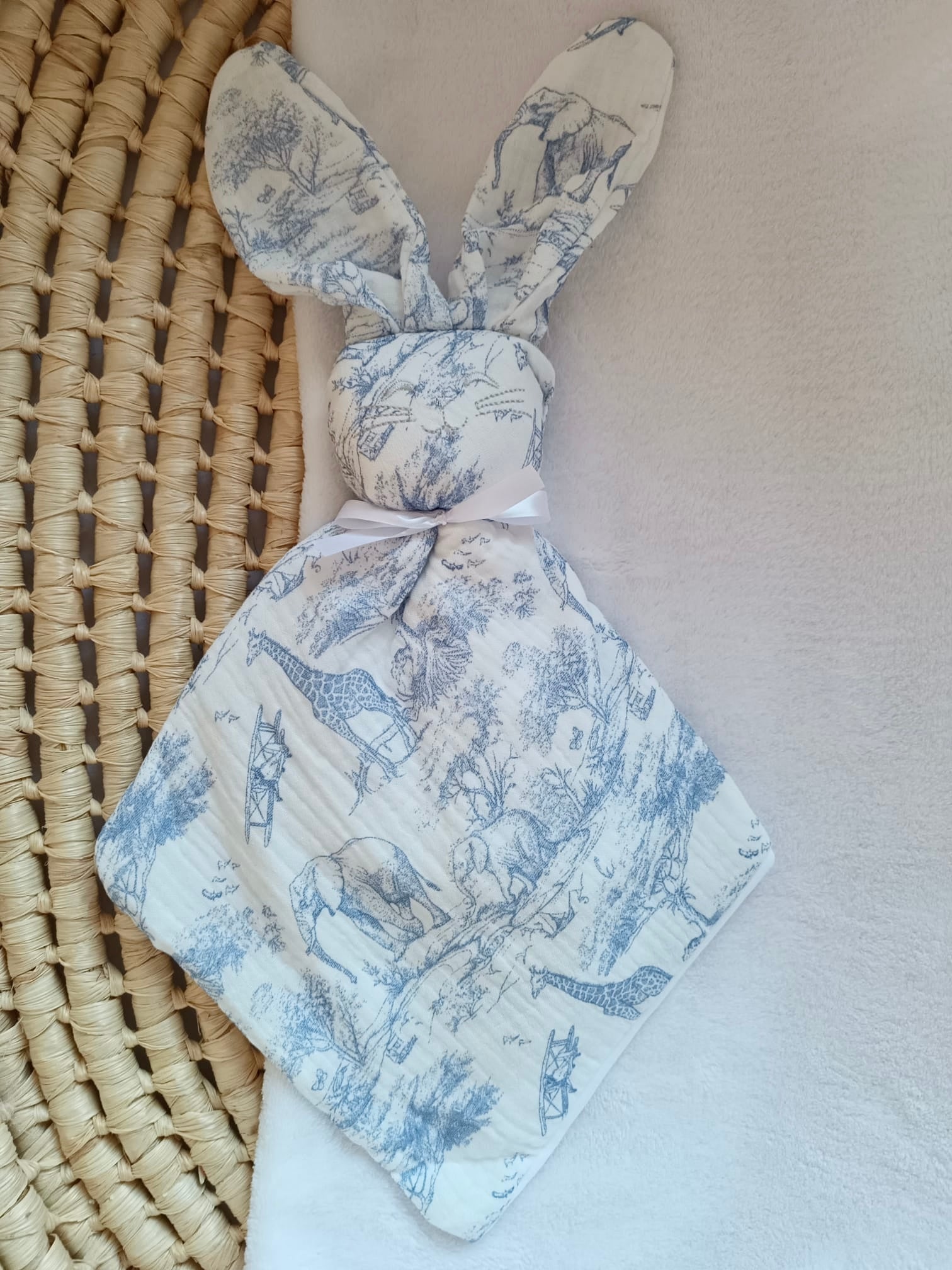 Doudou lapin en gaze de coton safari tons bleuté - personnalisable -