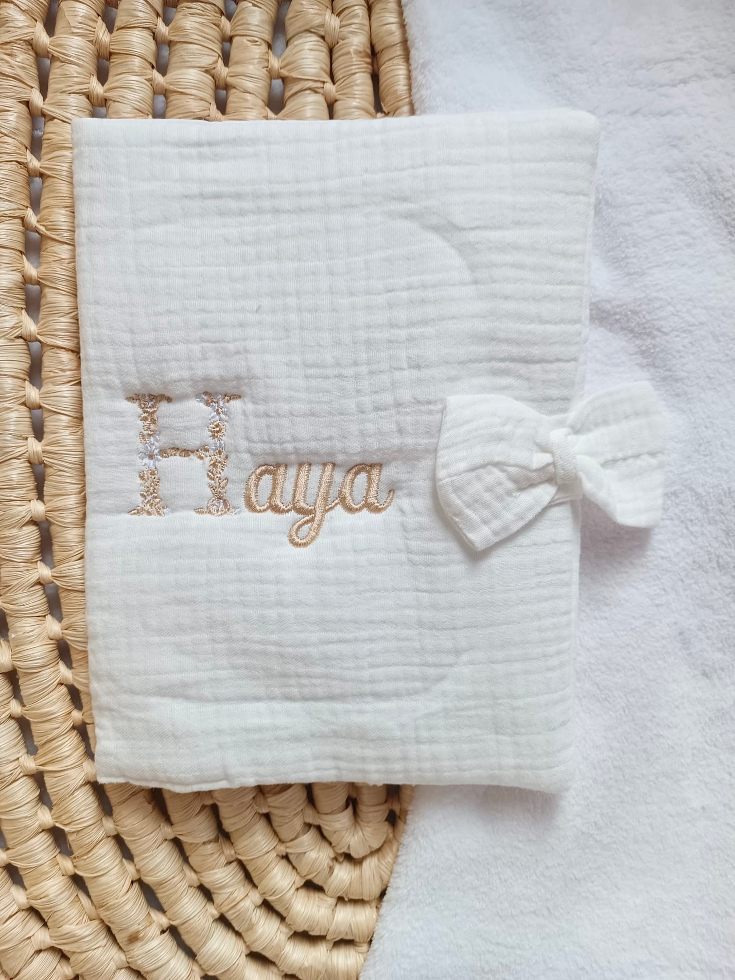 Protège carnet de santé en gaze de coton blanc avec noeud - personnalisable -
