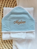 Cape de bain en gaze de coton bleu ciel - personnalisable -