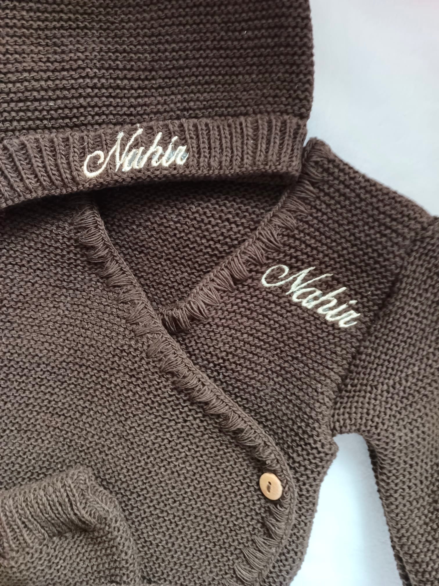 Tenue naissance 0/3 mois en maille marron - personnalisable