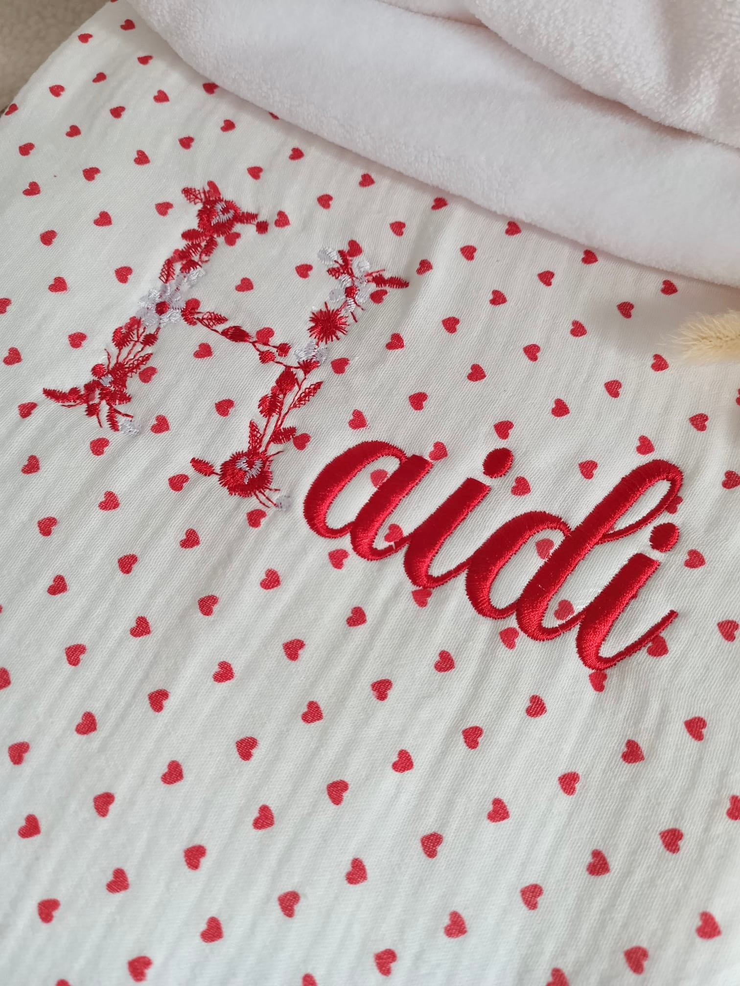 Couverture en gaze de coton blanc et polaire avec cœurs rouge - personnalisable -