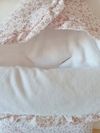 Nid d'ange en gaze de coton blanc  fleurie tons rose/fushia