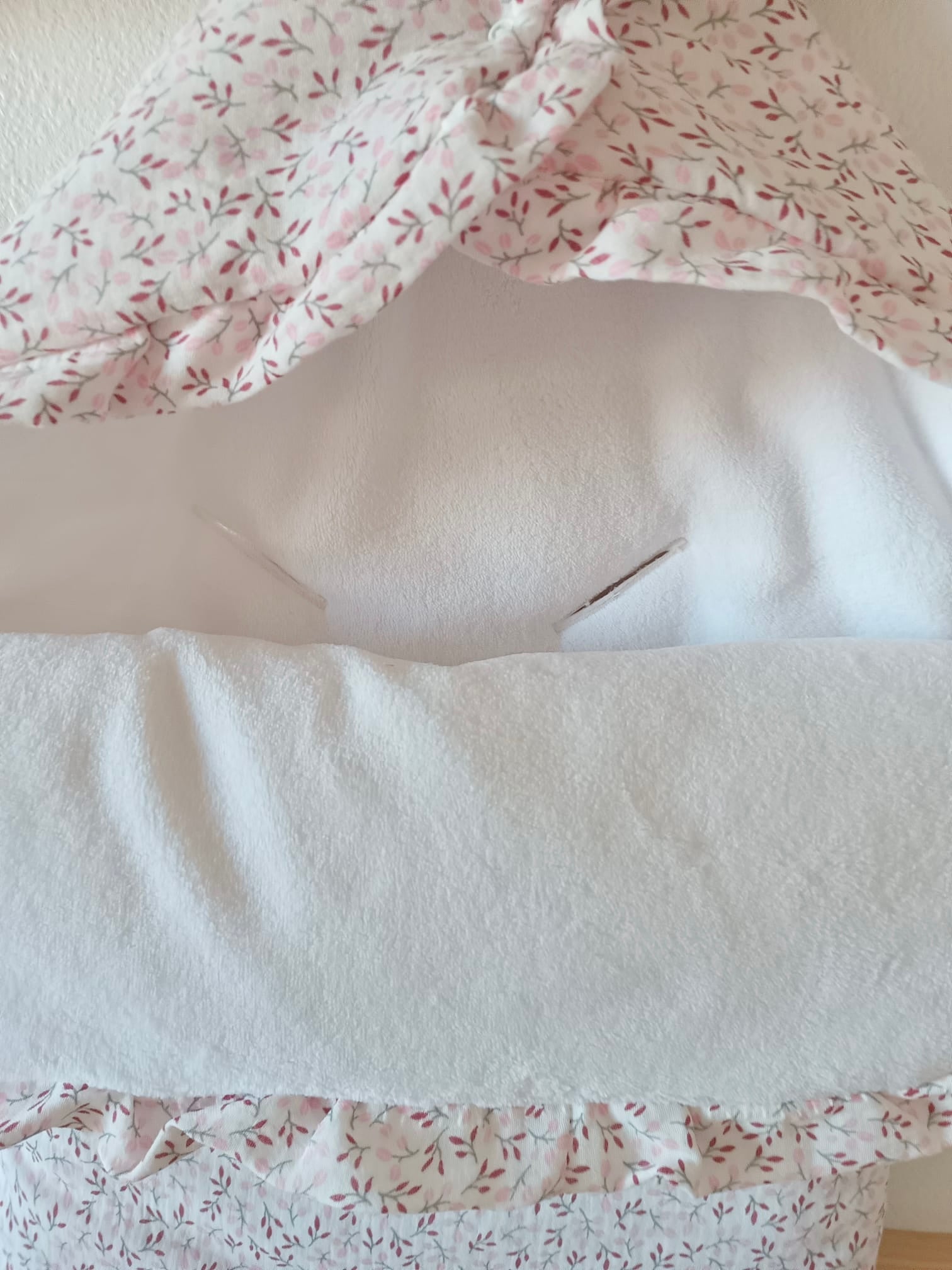 Nid d'ange en gaze de coton blanc  fleurie tons rose/fushia