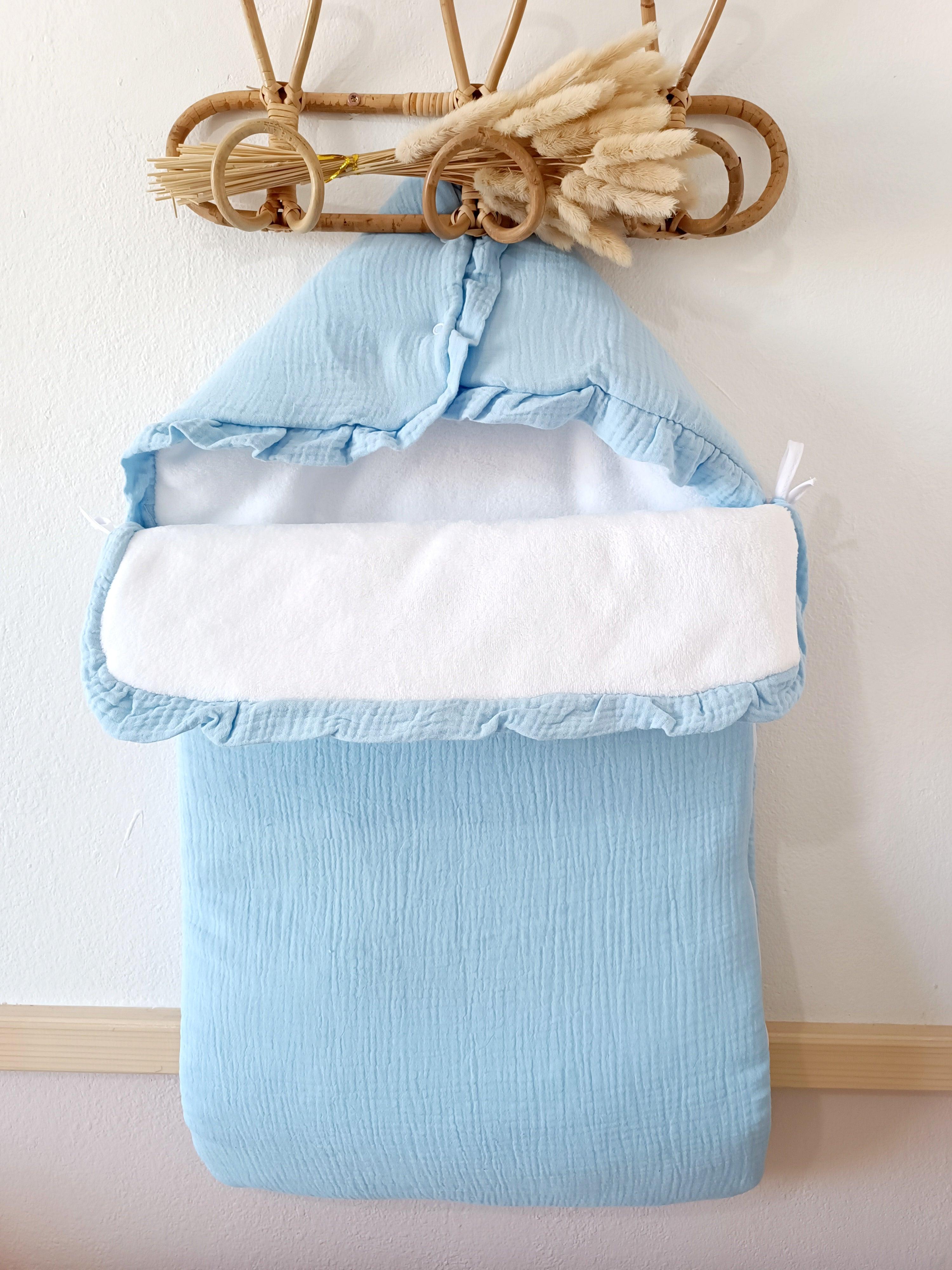 Nid d'ange en gaze de coton et polaire bleu ciel