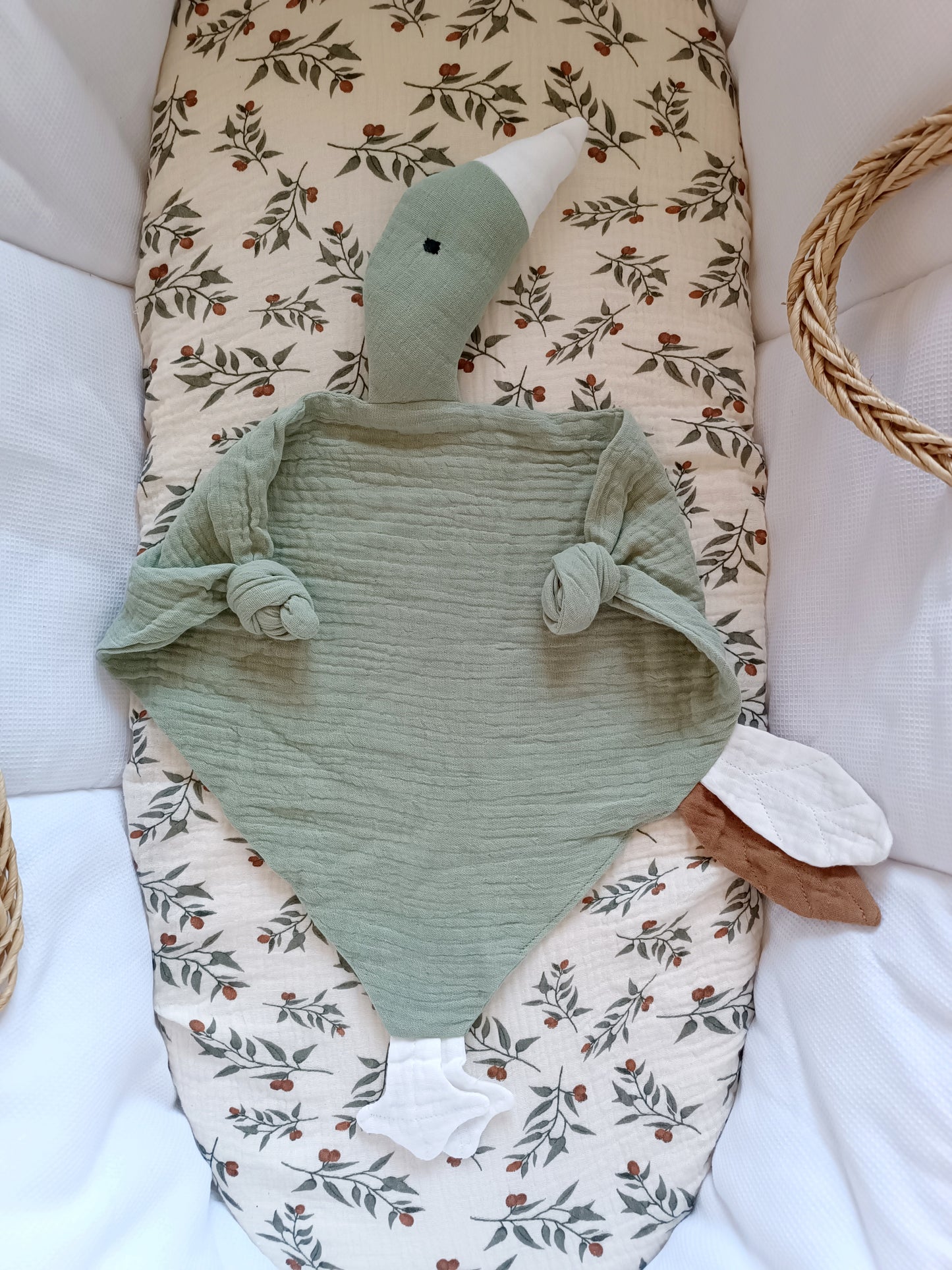 Doudou oie en gaze de coton vert sauge