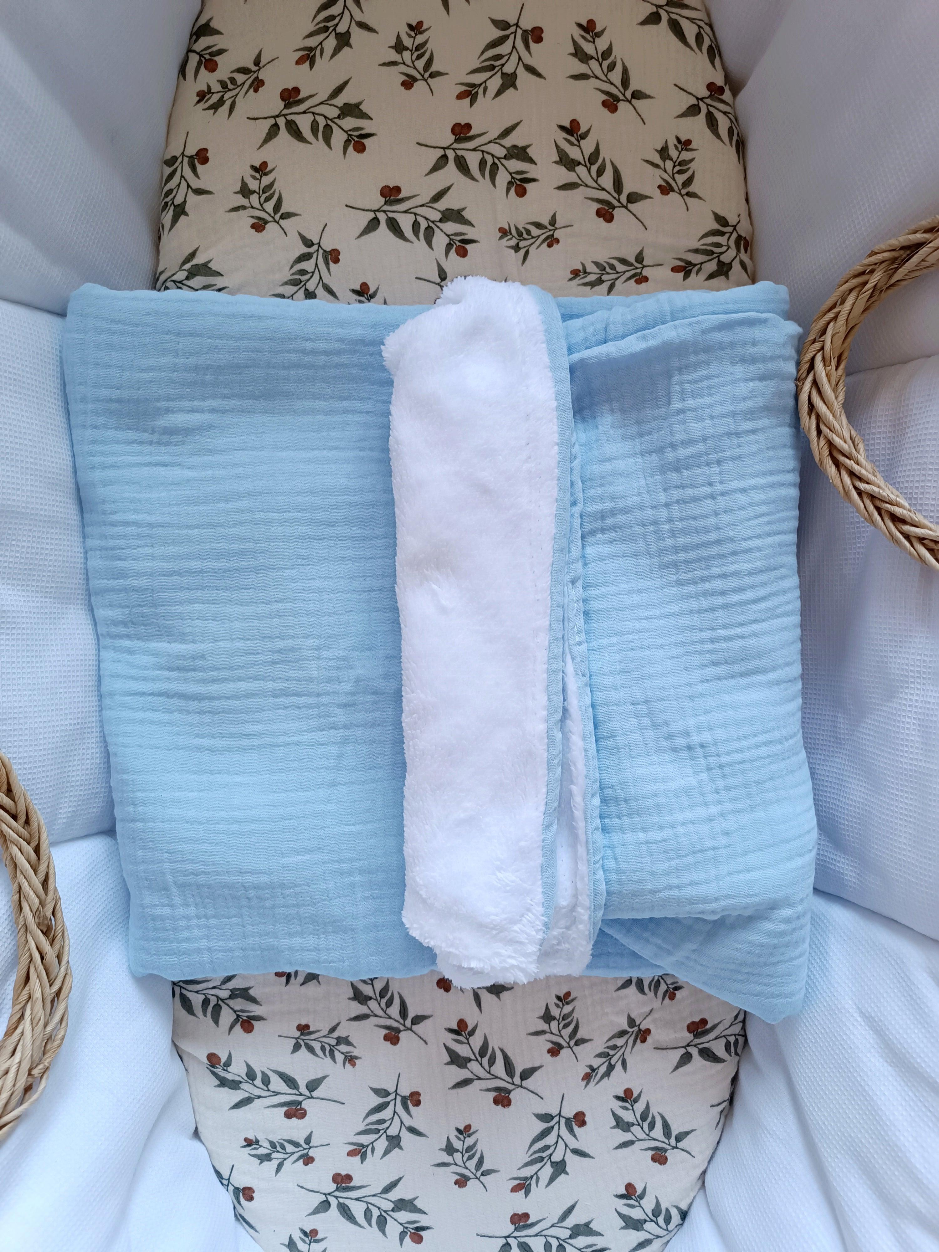 Couverture en gaze de coton et polaire bleu ciel - personnalisable -