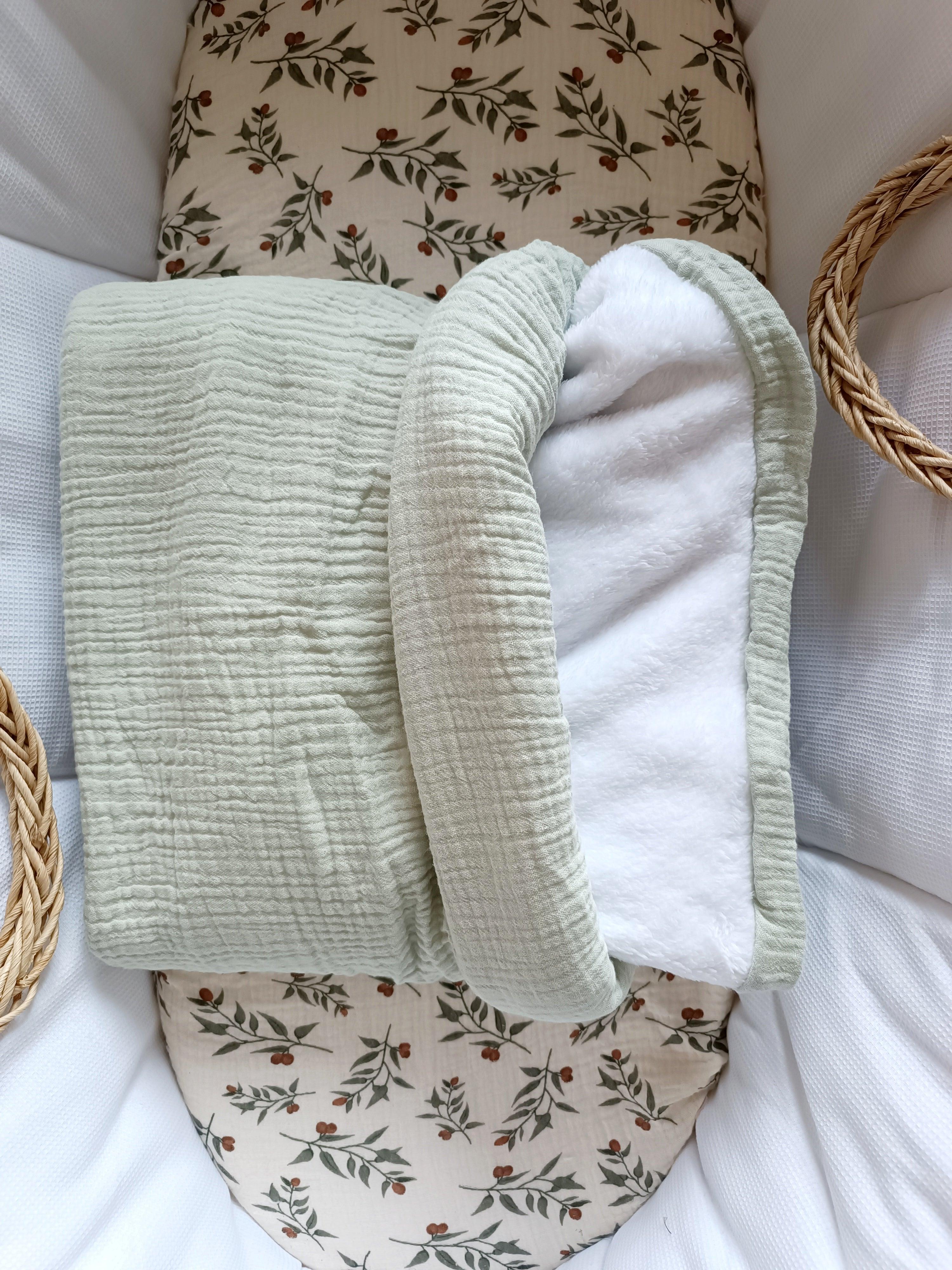 Couverture en gaze de coton et polaire vert sauge - personnalisable -