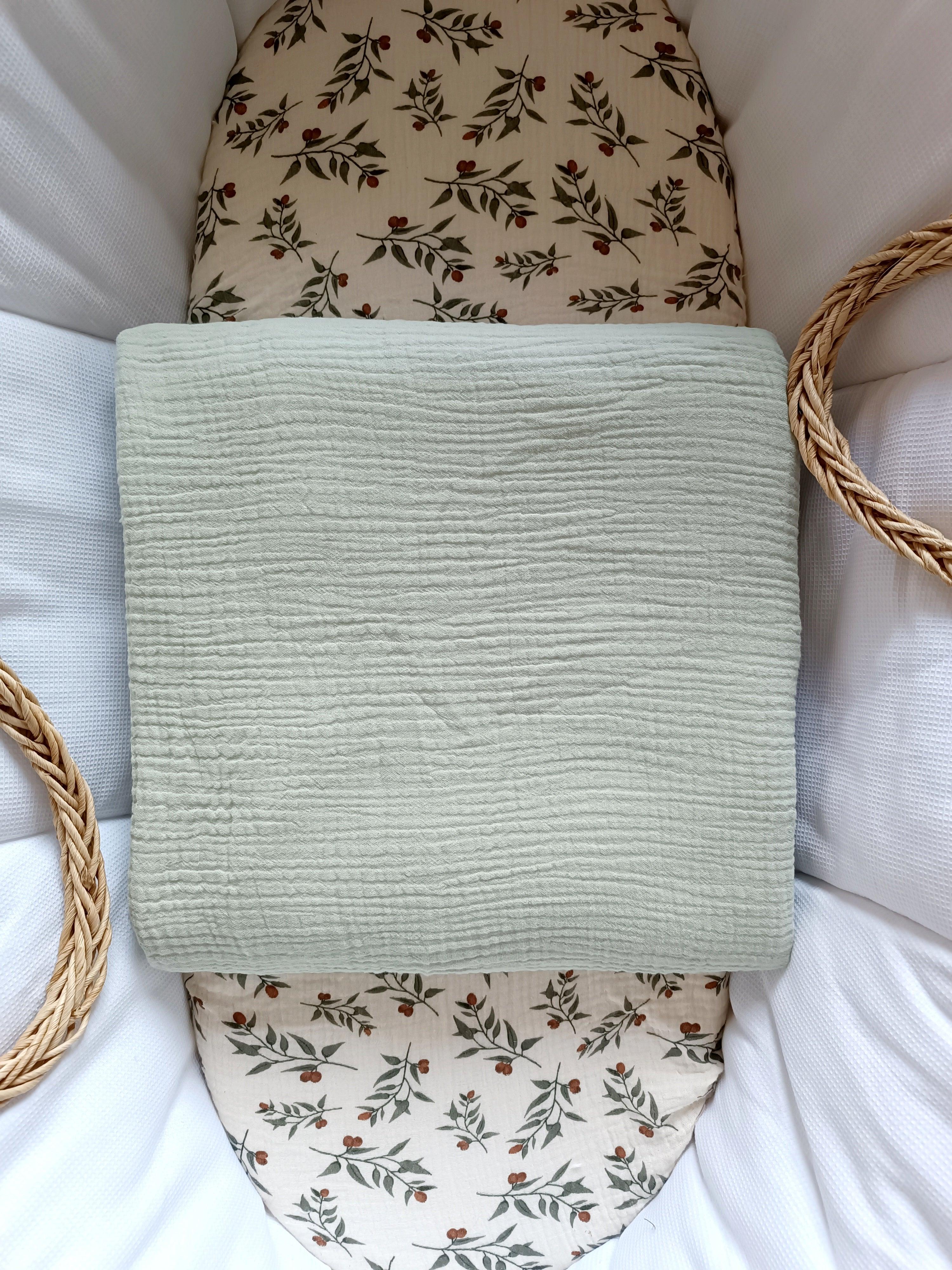Couverture en gaze de coton et polaire vert sauge - personnalisable -