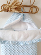Nid d'ange en minky bleu ciel - personnalisable -