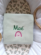 Couverture en gaze de coton et polaire vert sauge - personnalisable -