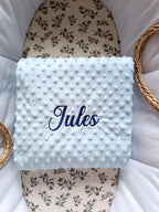 Couverture en minky bleu ciel  - personnalisable -