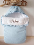 Nid d'ange en gaze de coton et polaire bleu ciel