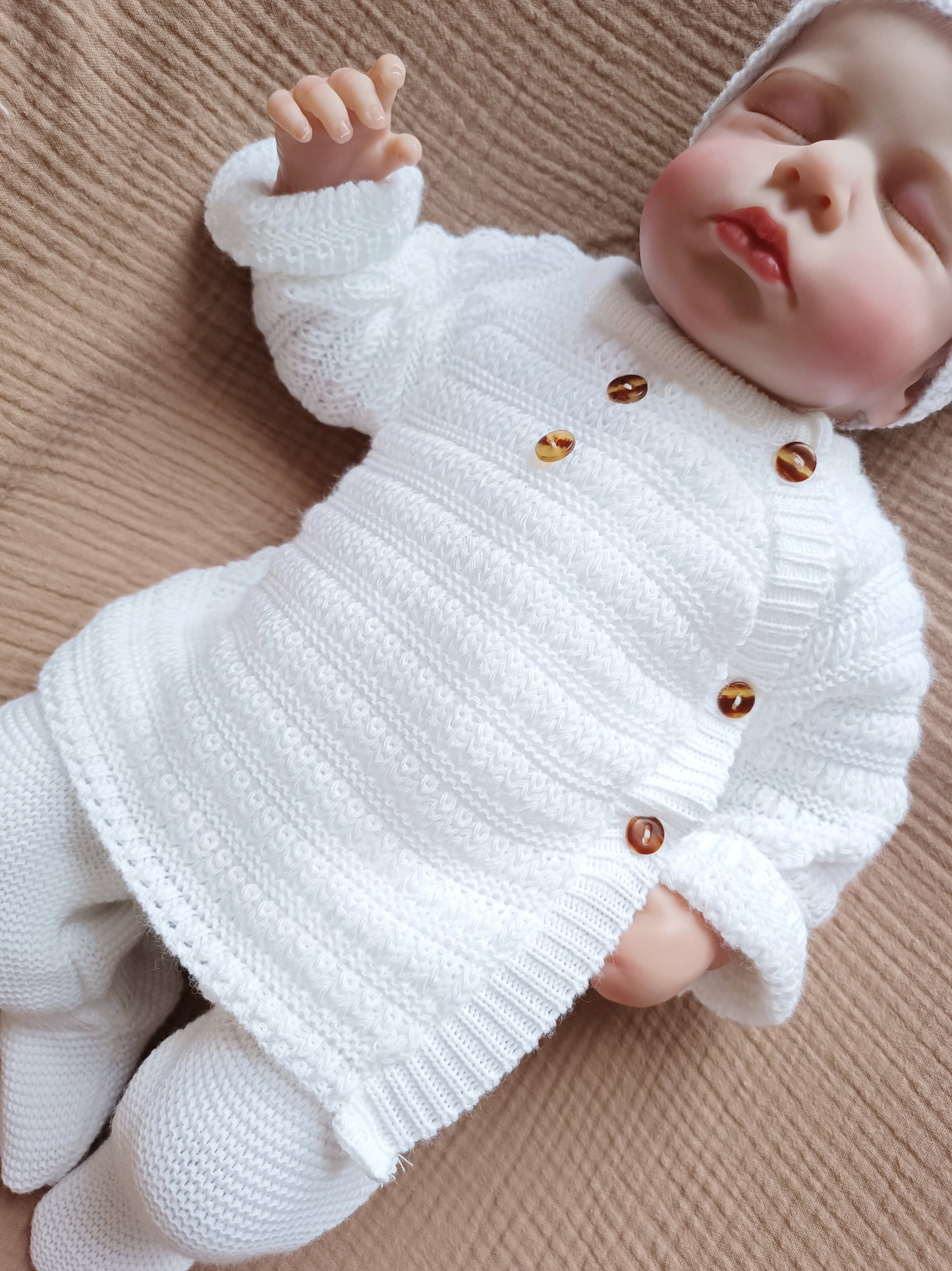 Ensemble naissance 0/3 mois en maille blanc avec boutons marron - personnalisable -