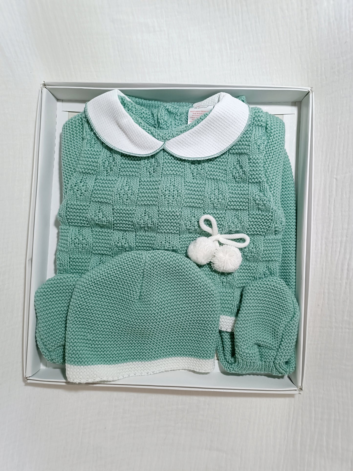 Coffret complet naissance pompoms blanc 0/3 mois - personnalisable - (plusieurs couleurs)