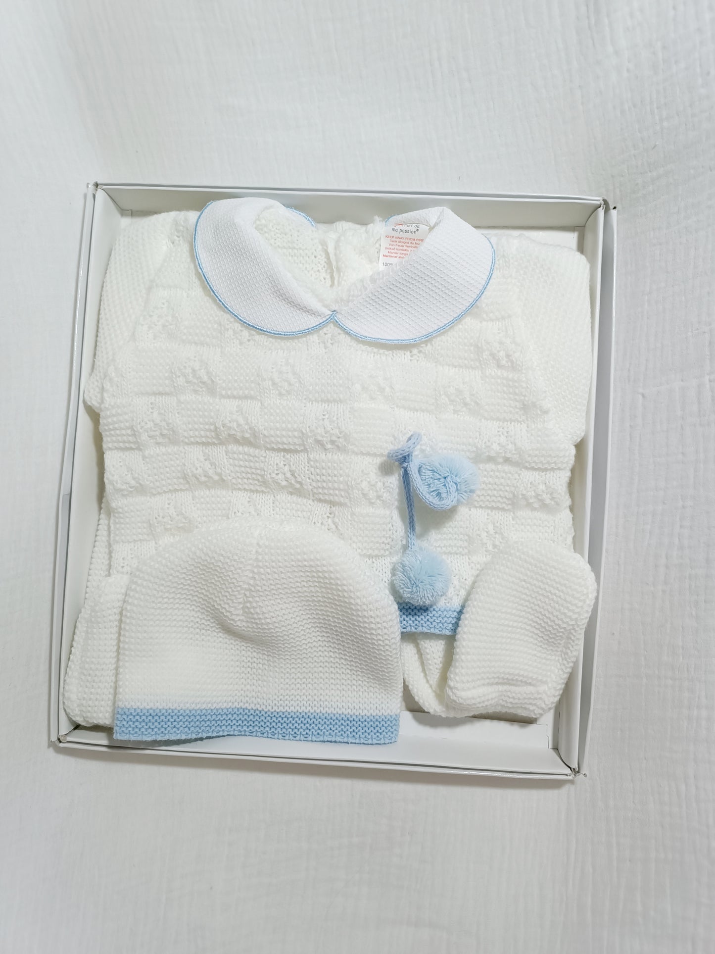 Coffret complet naissance pompoms blanc 0/3 mois - personnalisable - (plusieurs couleurs)