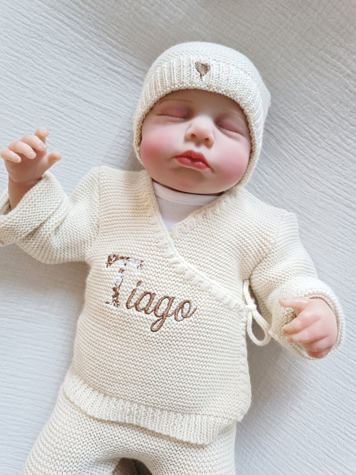 Tenue naissance beige 0/3 mois - avec Lettre Fleuries à personnaliser + coeurs - personnalisable -