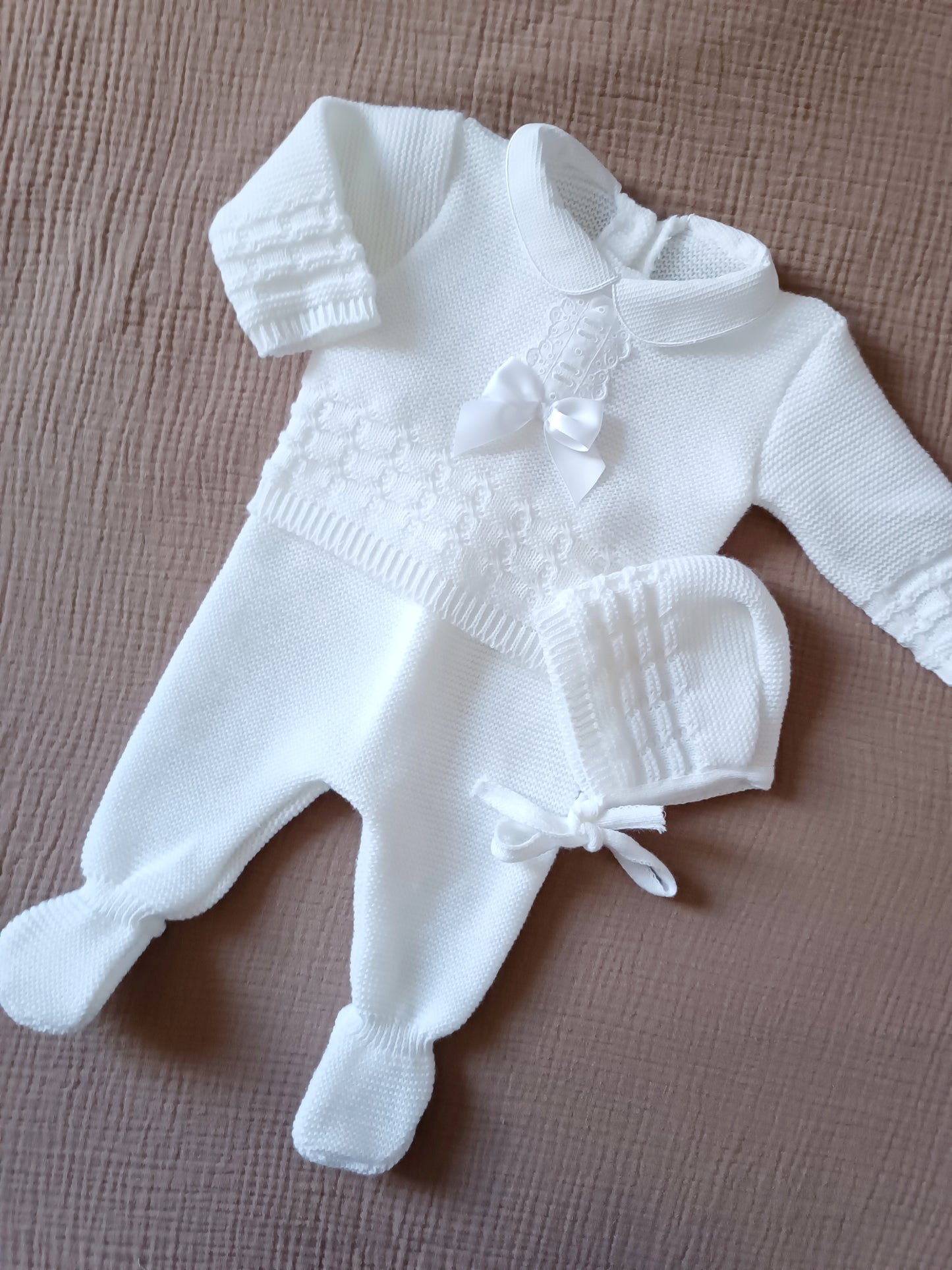 Ensemble complet naissance avec détails noeuds satiné blanc + dentelle 0/3 mois - personnalisable - plusieurs couleurs -