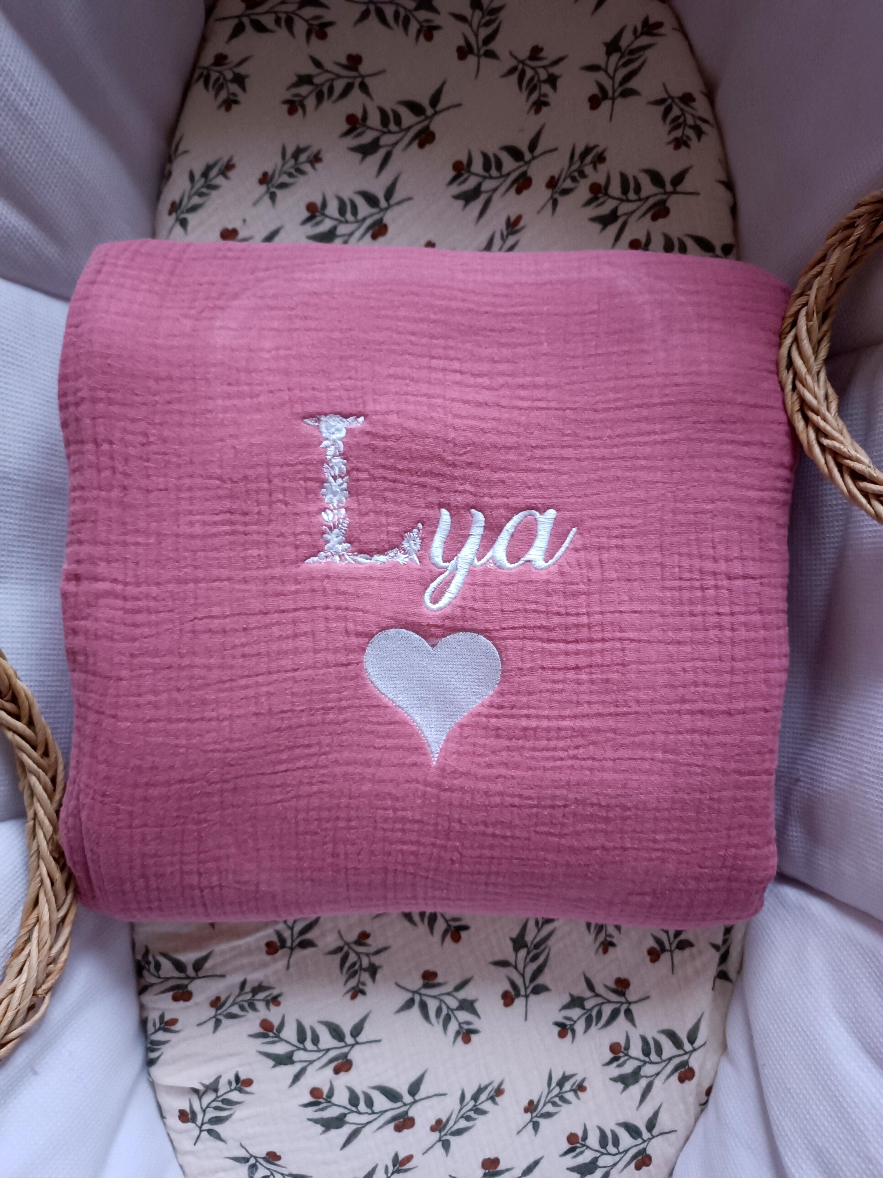 Couverture en gaze de coton et polaire framboise - personnalisable -