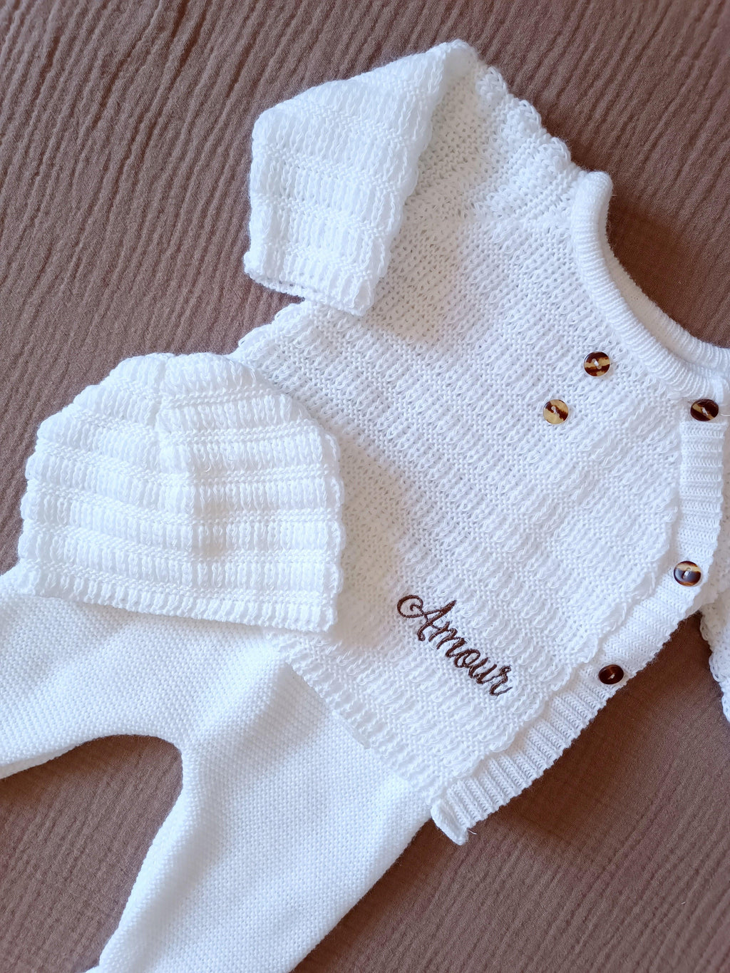 Ensemble naissance 0/3 mois en maille blanc avec boutons marron - personnalisable -