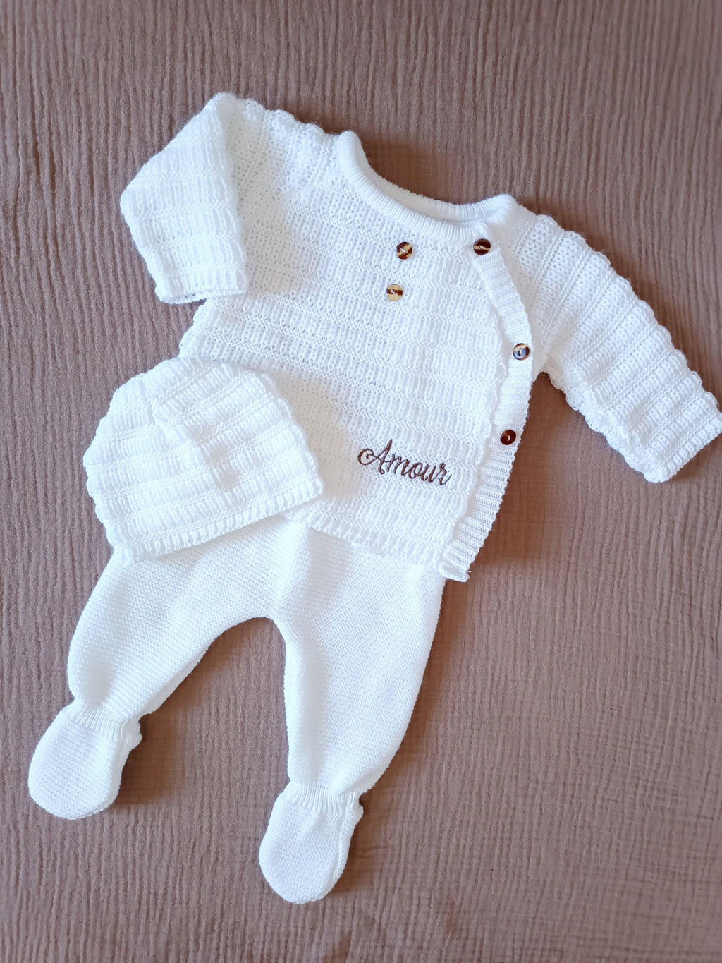 Ensemble naissance 0/3 mois en maille blanc avec boutons marron - personnalisable -