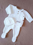Ensemble naissance 0/3 mois en maille blanc avec boutons marron - personnalisable -