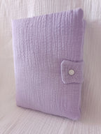 Protège carnet de santé en gaze de coton lila - personnalisable -