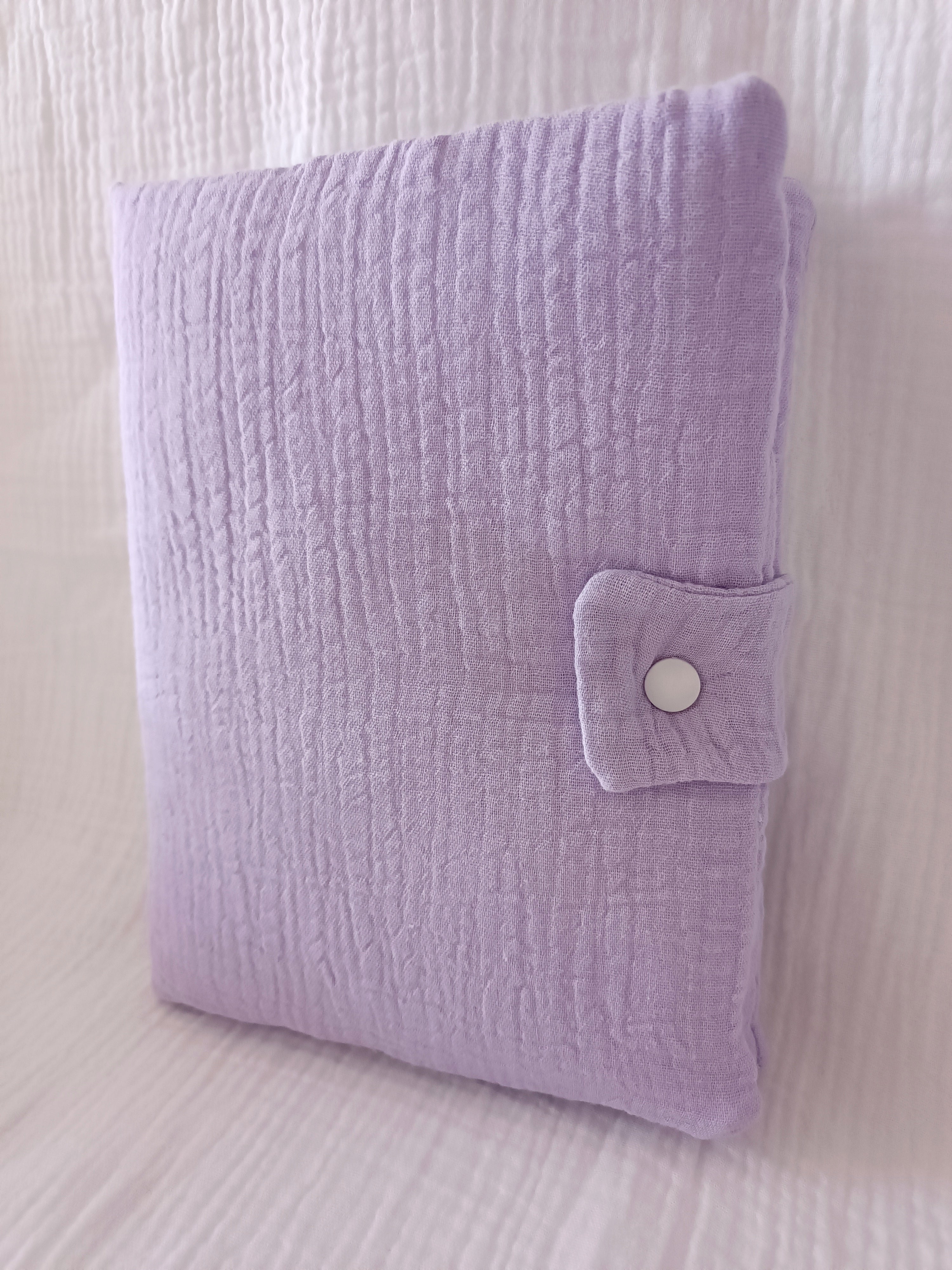 Protège carnet de santé en gaze de coton lila - personnalisable -