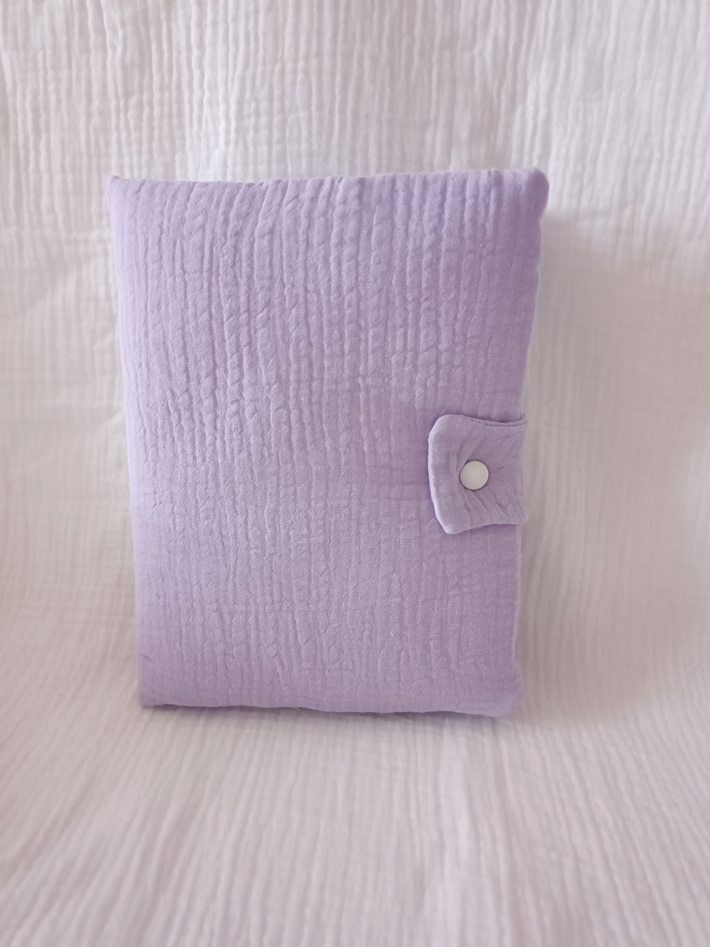 Protège carnet de santé en gaze de coton lila - personnalisable -
