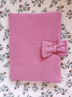 Protège carnet de santé en gaze de coton framboise avec noeud - personnalisable -